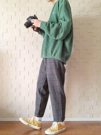 Comment porter un pull vert quand il fait chaud à 20 ans