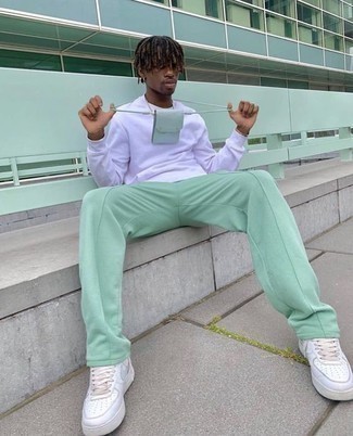 Comment porter un pantalon de jogging vert