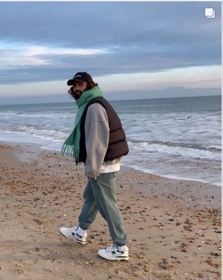 Comment porter un pantalon de jogging vert