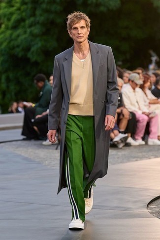 Comment porter un pantalon de jogging vert