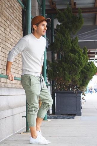 Comment porter un pantalon de jogging vert