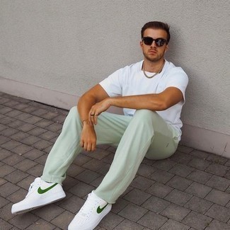 Comment porter un pantalon de jogging vert