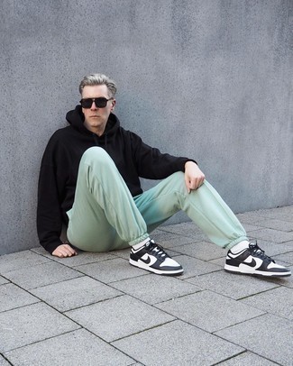 Comment porter un pantalon de jogging vert