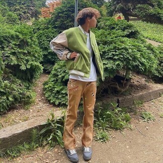 Comment porter une veste universitaire verte