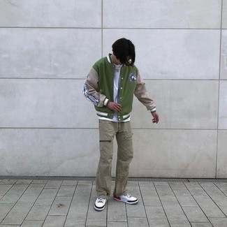 Comment porter une veste universitaire verte