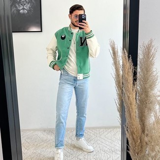 Comment porter une veste universitaire verte