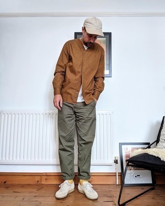 Comment porter des chaussettes chartreuses pour un style decontractés