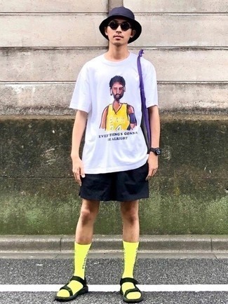 Comment porter des chaussettes chartreuses pour un style relax quand il fait très chaud