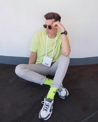 Comment porter des chaussettes chartreuses pour un style decontractés