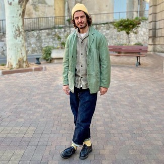 Comment porter des chaussettes chartreuses pour un style decontractés