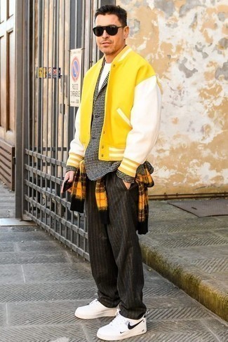 Comment porter une veste universitaire chartreuse