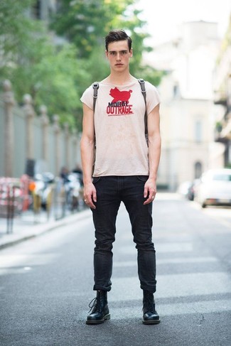 Comment porter un sac à dos gris