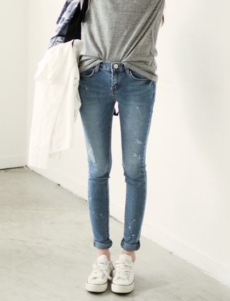 Comment porter un sac à dos gris au printemps