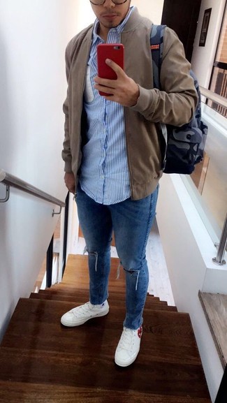 Comment porter un sac à dos gris
