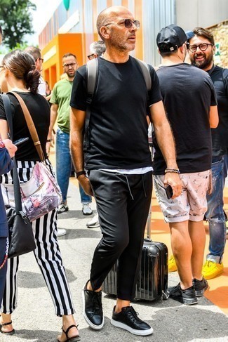 Comment porter un sac à dos gris