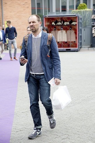 Comment porter un sac à dos gris
