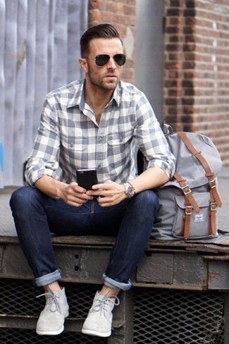 Comment porter un sac à dos gris pour un style decontractés