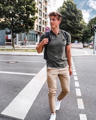 Comment porter un sac à dos gris pour un style decontractés