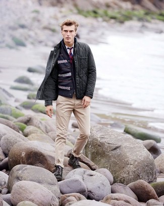 Comment porter une veste à col et boutons grise pour un style decontractés en automne