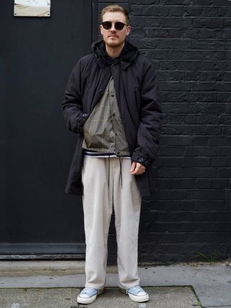 Comment porter une veste à col et boutons grise pour un style decontractés en automne