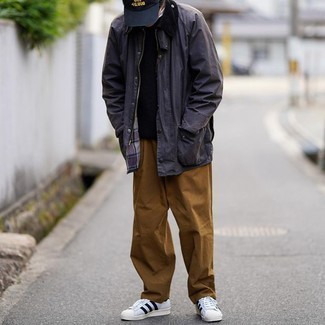 Comment porter une veste à col et boutons grise pour un style decontractés en automne