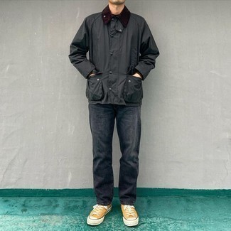 Comment porter une veste à col et boutons grise pour un style decontractés en automne