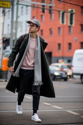 Comment porter une casquette de base-ball grise quand il fait froid