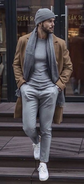 Comment porter un bonnet gris