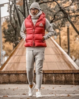 Comment porter un bonnet gris pour un style relax