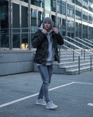 Comment porter un bonnet gris pour un style relax