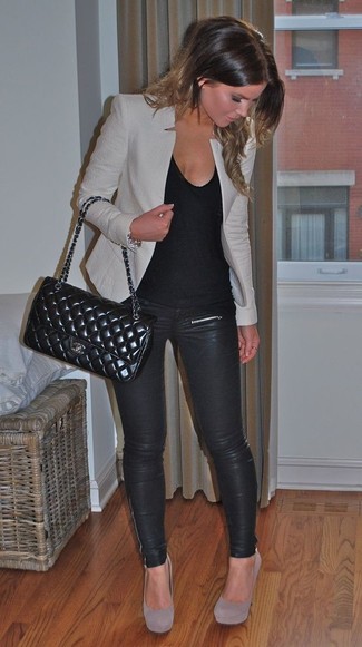 Comment porter un blazer gris avec des leggings noirs