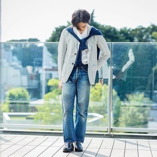 Un jean à porter avec un blazer gris
