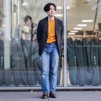 Un jean à porter avec un blazer gris