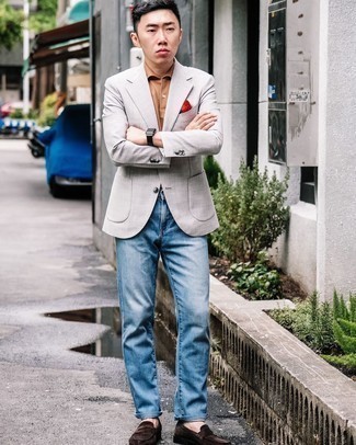 Un jean à porter avec un blazer gris