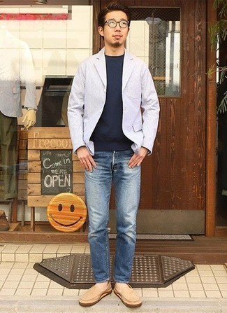 Un jean à porter avec un blazer gris