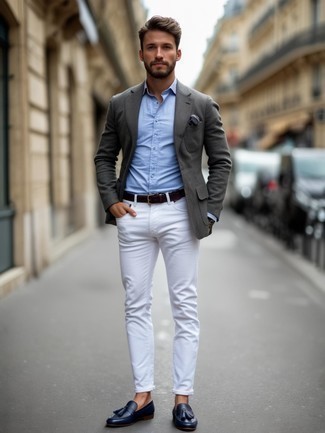 Un jean à porter avec un blazer gris