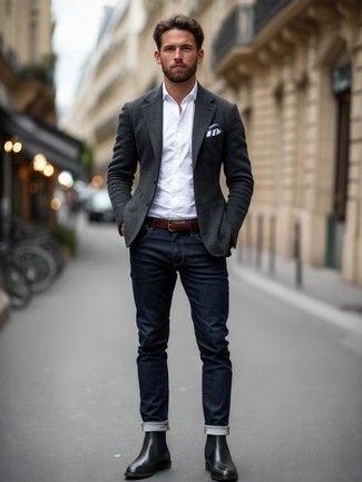 Un jean à porter avec un blazer gris