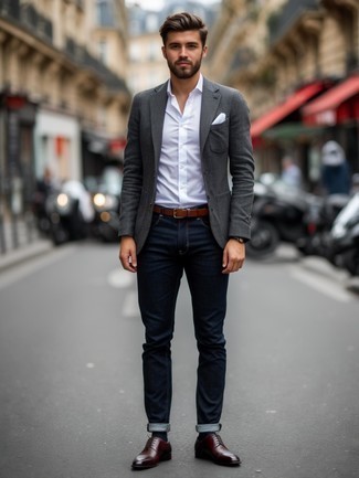 Un jean à porter avec un blazer gris