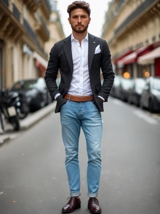 Un jean à porter avec un blazer gris