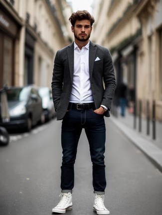 Un jean à porter avec un blazer gris