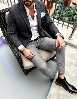 Un jean à porter avec un blazer gris