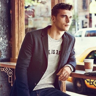 Un jean à porter avec un blazer gris
