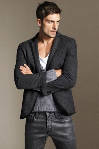 Un jean à porter avec un blazer gris