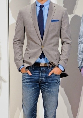 Un jean à porter avec un blazer gris