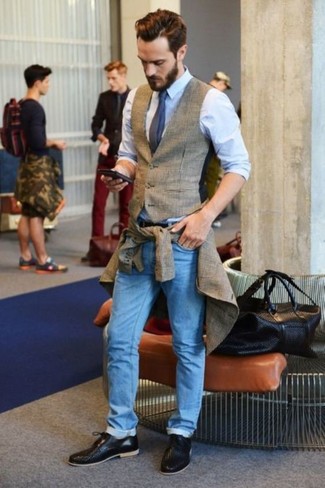 Un jean à porter avec un blazer gris