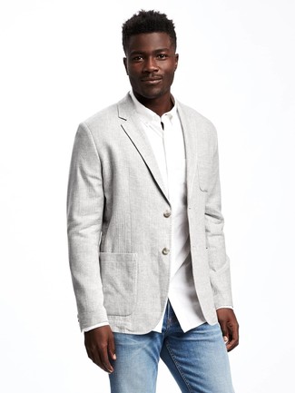 Un jean à porter avec un blazer gris