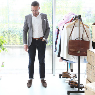 Un jean à porter avec un blazer gris