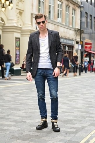 Un jean à porter avec un blazer gris