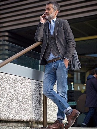 Un jean à porter avec un blazer gris
