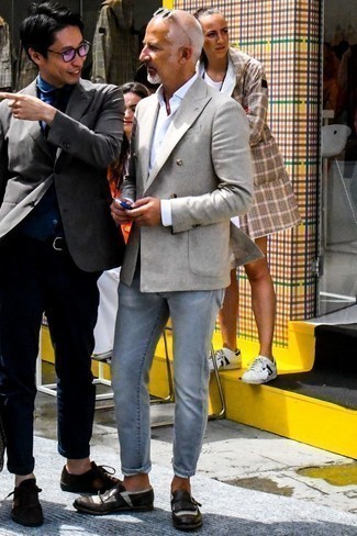 Un jean à porter avec un blazer gris